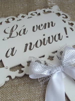 Placa "lá vem a noiva"
