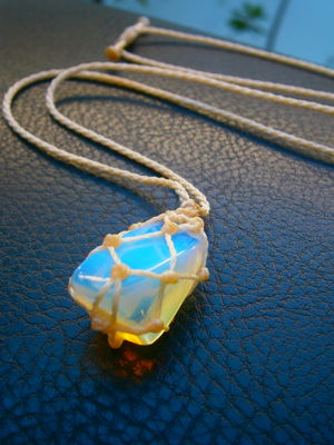 Colar com opalina pedra da lua