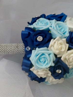 Buque azul com branco