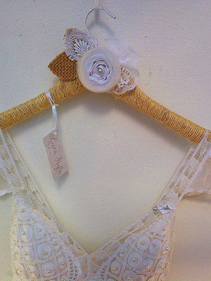 Cabide branco p/ vestido rústico vintage