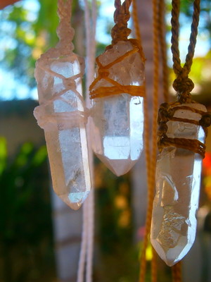 Colar com ponta de quartzo cristal |