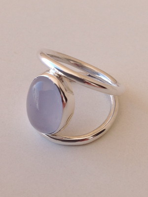 Anel halo azul, de prata com pedra natural calcedônia.