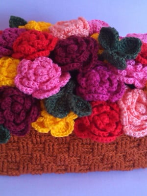 Cesta de rosas de crochê