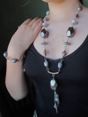 Colar com pulseira cinza