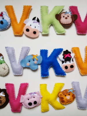 Letras em feltro com bichinhos do safari