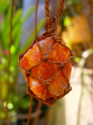 Colar com calcita laranja (bruta)