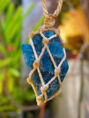 Colar com apatita azul bruta |