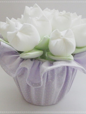 Tulipas no vaso com babado