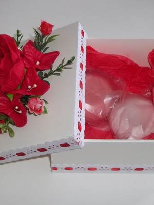 Caixa em mdf decorada com flores em eva