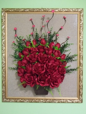 Quadro com arranjo de flores em eva