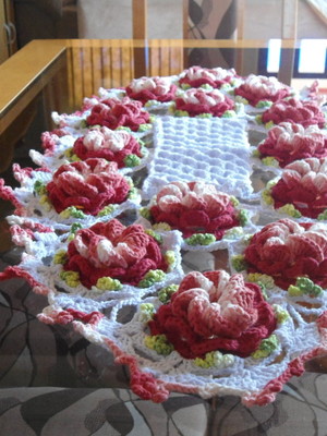 Caminho de mesa com flores caracol