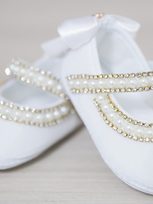 Sapatinho branco com pérolas e laço