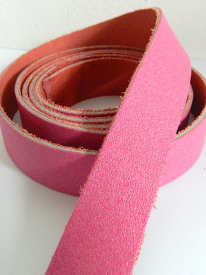 Tiras em couro natural rosa