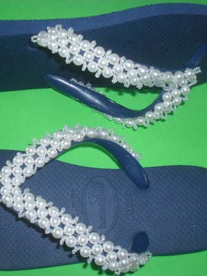 Chinelos decorados com pérolas