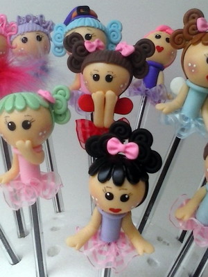 Canetas com ponteiras bonecas