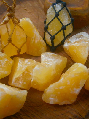 Colar redinha com calcita amarela bruta ||