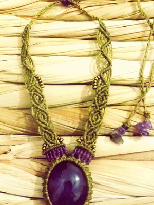 Colar de macrame com ametista