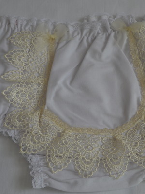 Calcinha customizada com renda guipir