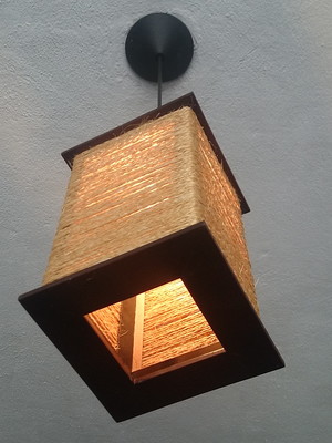 Luminária de teto revestida em sisal