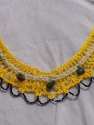 Colar amarelo de crochê com pedras