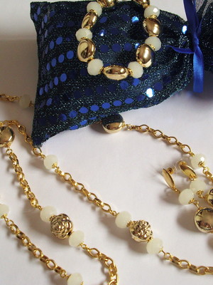 Conjunto de cristal branco e dourado