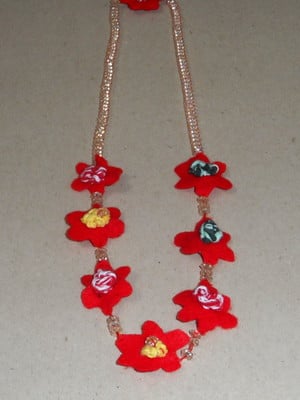 Colar de flores vermelhas
