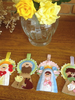 Kit com 4 chaveiros de santinhos feltro