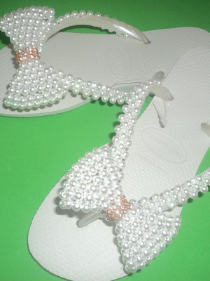 Chinelo customizado com pérolas