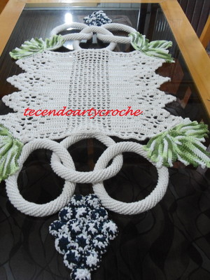 Caminho de mesa com cacho de uva