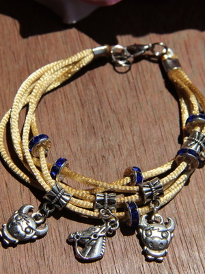 Pulseiras com berloques e strass