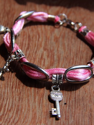 Pulseiras com berloques e pingentes