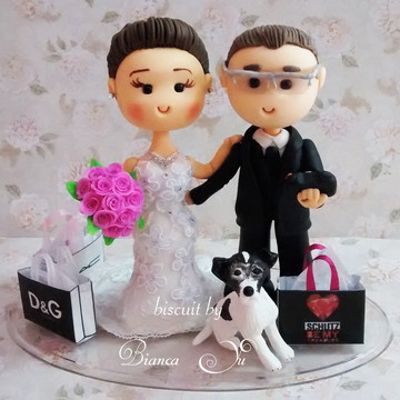 Noivinhos com sacolas de compras