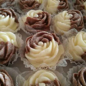 Rosas de brigadeiro e beijinho (dezena)