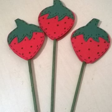 Frutas decorativas de eva no palito - morango