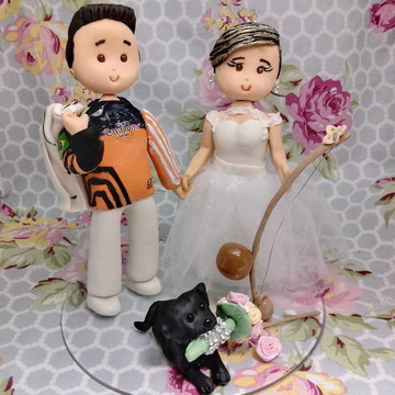 Topo de bolo - noiva com berimbau e noivo com terno no ombro