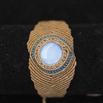 Pulseira de macramê com pedra da lua