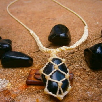 Colar com onix + macramê com ou sem pedrinhas |