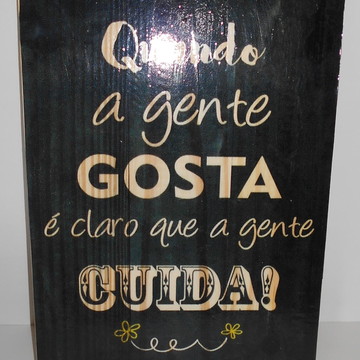 QUADRO DECORAÇÃO EM PINUS "QUANDO A GENTE GOSTA"
