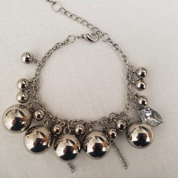 Pulseira prata com pingentes bolas