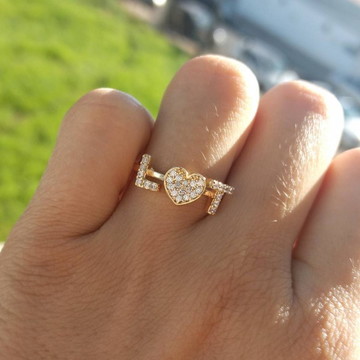 Anel iniciais com coração cravejado com zircônias banhado