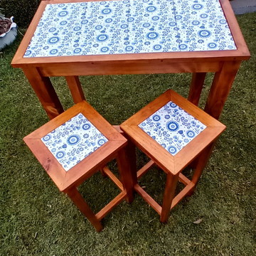 Mesa bancada araponga 2 c/ 2 banquetas cerâmica e madeira