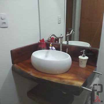 Bancada para Lavabo em Madeira Rústica com Rodabanca