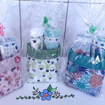 Kit um cachepo com duas toalhinhas para lavabo.