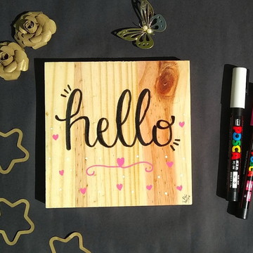 Quadro Pinus com Lettering "Hello"