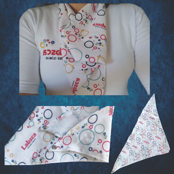 Lenço triangular personalizado com com botão