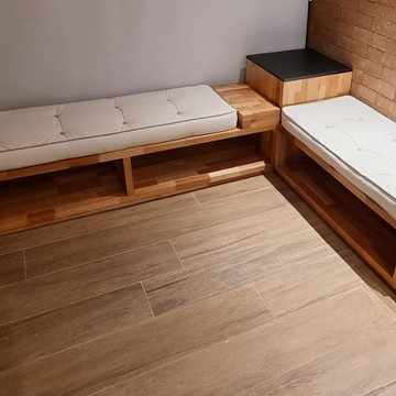 Assento futon com vivo e botonê.
