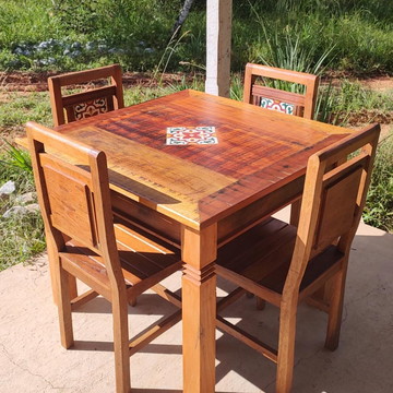 Mesa quadrada com 4 cadeiras com ladrilho