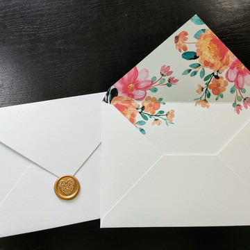 Convite de casamento branco liso com estampado com lacre