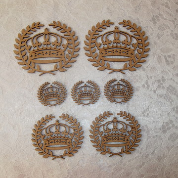 Aplique de coroa com ramos para kit higiene com 7 pçs