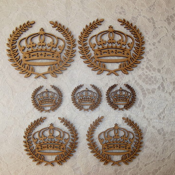 Aplique de coroa com ramos para kit higiene com 7 pçs